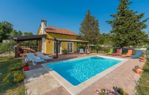 Casa vacacional con jardín, piscina privada y terraza - Image 2