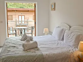 Family-friendly charming cottage with terrace & garden - Image 5