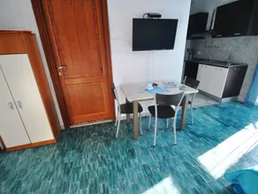 Agréable appartement de vacances adapté aux familles avec barbecue, jardin et piscine - Image 4