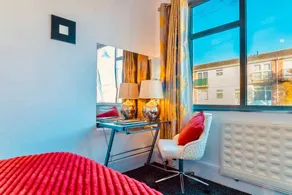 Rayleigh Retreat-spacious Family 3 Bed Apartment - Image 4