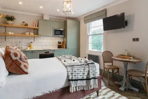 Flat | Near Christmas Steps - Image 2
