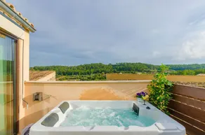 Chalet with hot tub & terrace - Image 5