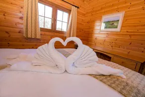 Cozy Family Log Cabin Rental for a Glamping Getaway near Bristol, England - Image 3