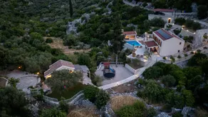 Wonderful villa with barbecue, private pool & garden - Image 2