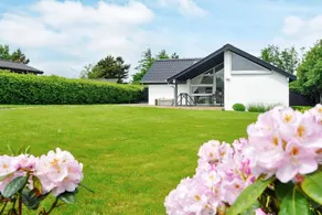 Fully equipped holiday home with garden, terrace & barbeque - Image 4