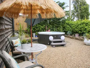 Cottage with garden & hot tub - Image 2