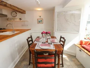 Child-friendly lovely cottage with terrace - Image 5