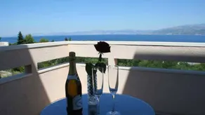 Flat with garden, barbeque & pool - Image 2