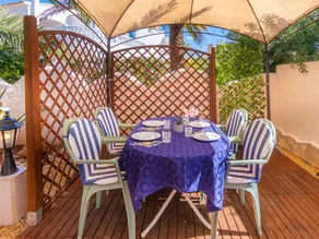 Voll ausgestattetes Ferienhaus mit privatem Pool, Terrasse und Grill - Image 2