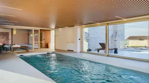 Villa with sauna, pool & garden - Image 2