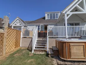 Family-oriented cottage with barbeque, garden & jacuzzi - Image 4