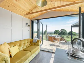 Flat with sauna, garden & hot tub - Image 3