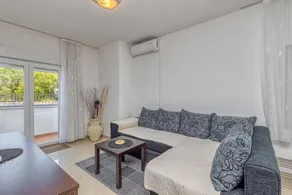 Apartment with terrace - Image 4