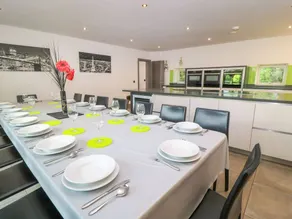 Cottage with garden & hot tub - Image 3