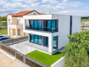 Casa con terraza, jardín y piscina privada - Image 2