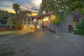 Holiday home with garden & terrace - Image 3