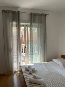 Apartment with terrace - Image 5