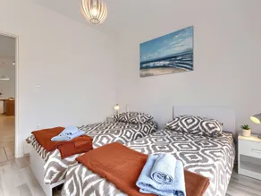 Apartment with garden, jacuzzi & terrace - Image 3