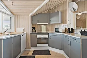 Fully equipped holiday home with barbecue & terrace - Image 2
