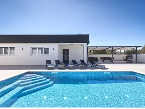 Fully equipped charming holiday home with barbecue, private pool & terrace - Image 2