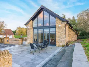 Cottage with pool, hot tub & garden - Image 2