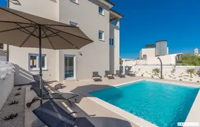Children-friendly villa with pool - Image 5
