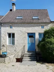Family-oriented house with garden - Image 2