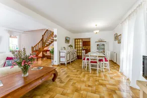 Villa conviviale et familiale avec piscine privée, jardin et terrasse | Vue ville - Image 5