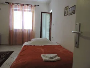 Holiday apartment with garden & barbecue - Image 4