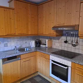 Flat with terrace & garden - Image 4