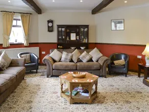 Cottage with garden & BBQ - Image 2