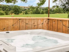 Cottage with jacuzzi & garden - Image 5