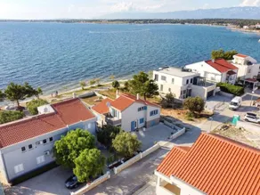 Holiday home with terrace & garden - Image 4