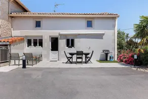 Fully equipped cottage with pool, barbecue & garden | Garden view - Image 2