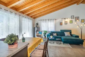 Holiday home with BBQ & terrace - Image 3