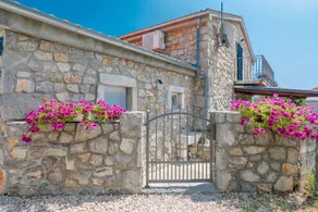 Villa with terrace, BBQ & private pool - Image 4