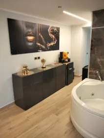Dedicated room with jacuzzi | City view - Image 2