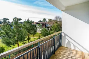 Appartement de vacances entièrement équipé avec internet haut débit, jardin et terrasse | Vue jardin - Image 2