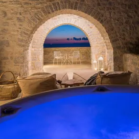 Agréable villa conviviale et familiale avec jacuzzi, terrasse et piscine | Vue sur l'eau - Image 2