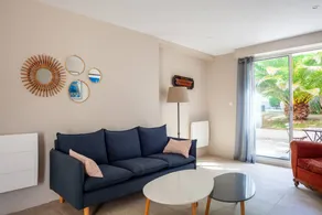 Apartamento con jardín, terraza y piscina | Vistas al jardín - Image 3