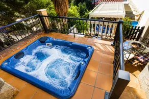 House with terrace, hot tub & BBQ - Image 4