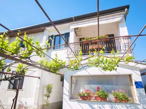 Flat with garden - Image 2