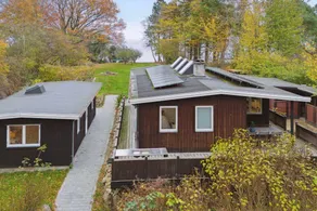 Holiday home with barbeque & garden | Lake view - Image 2