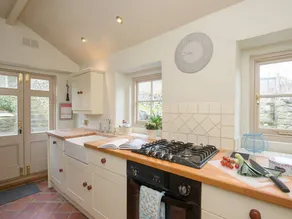 Cottage with garden - Image 3