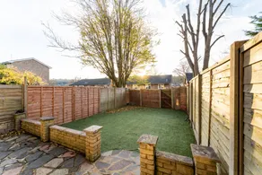 Family-oriented ample house with garden - Image 4