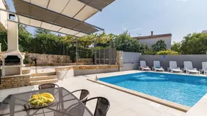 Family-oriented villa with terrace, BBQ & private pool - Image 2