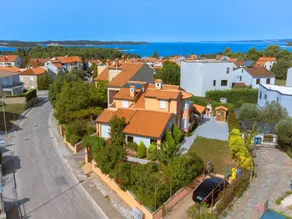 Casa con terraza, jardín y piscina privada - Image 2