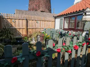 Cottage with garden - Image 2