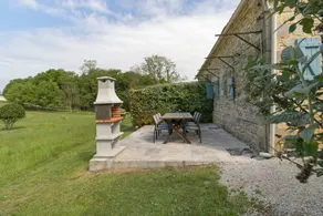 Spacieux cottage adapté aux familles avec piscine, terrasse et jardin | Vue jardin - Image 2