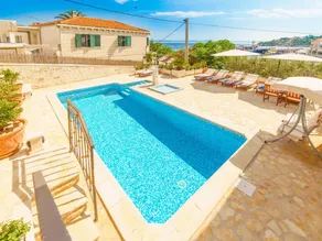 Villa con jardín, piscina y terraza - Image 2